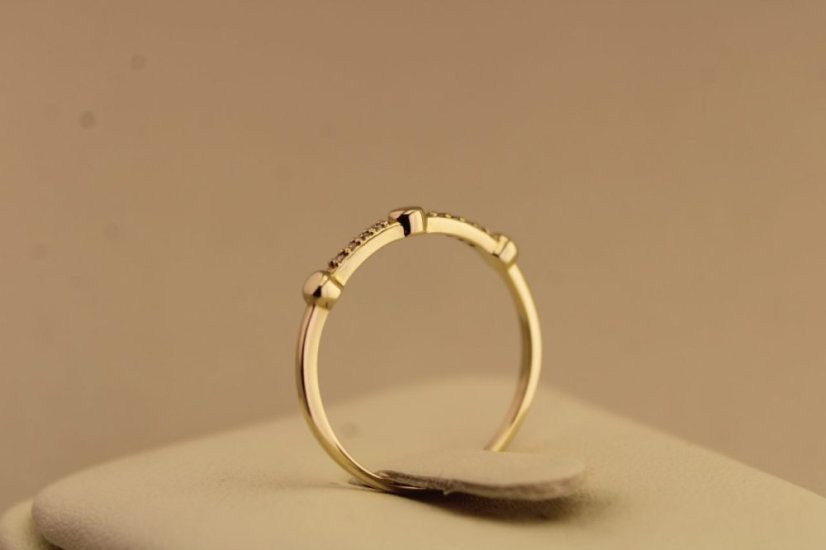 Prsteň- diamanty- 0,04 ct- H/Si2- žlté zlato- 14 karátov - Farba zlata: Žltá, Druh kameňa: DIAMANT (BRILIANT), Farba kameňa: Biely, Veľkosť prsteňa: 54, Váha (g): 1,04, Rýdzosť: 14 karátov 585/1000