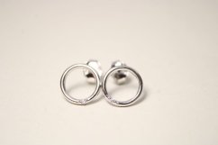 Minimalistické strieborné náušnice so zirkónom, rhodium, puzetky, 1,18 g, 925/1000