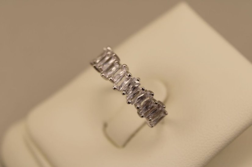 Strieborný prsteň číre obdĺžnikové zirkóny, ródium, veľkosť 56, 2,78g 925/1000