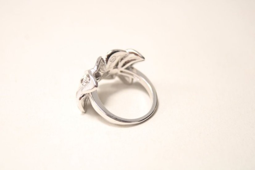 Rozkvitnutý strieborný prsteň s čírymi zirkónmi, sivý smalt, rhodium, veľkosť 49, 4,95 g, 925/1000 - Materiál: Rhodiované striebro, Druh kameňa: Zirkóny/smalt, Farba kameňa: Číry/sivý, Veľkosť prsteňa: 49, Váha (g): 4,71, Rýdzosť: STRIEBRO 925/1000