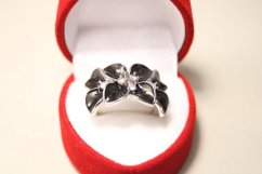 Rozkvitnutý strieborný prsteň s čírymi zirkónmi, čierny smalt, rhodium, veľkosť 49, 5,01 g, 925/1000