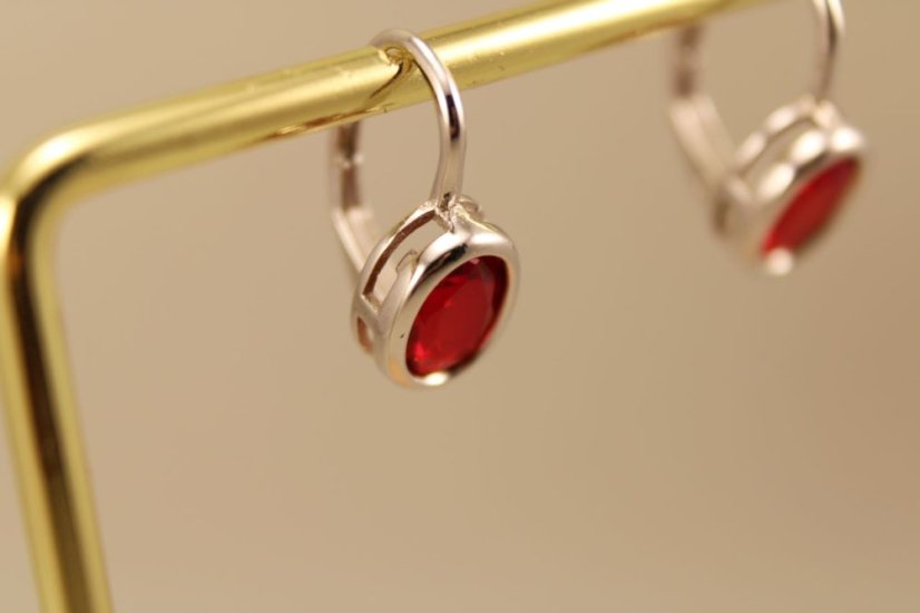 Náušnice- červený zirkón-klasické zapínanie- striebro