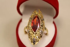 Zlatý prsteň výrazný vzor viacfarebné zlato, farebný kameň, veľkosť 62, 5,87 g, 14K, 585/1000