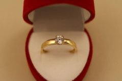 Prsteň- číry zirkón v korunke- žlté zlato- 14 karátov