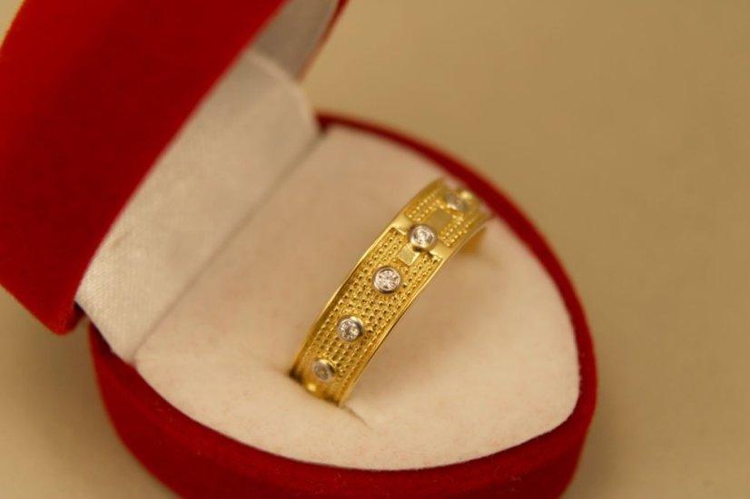 Zlatý ružencový prsteň, v kombinácii s bielymi doplnkami a čírymi zirkónmi, 14k 585/1000