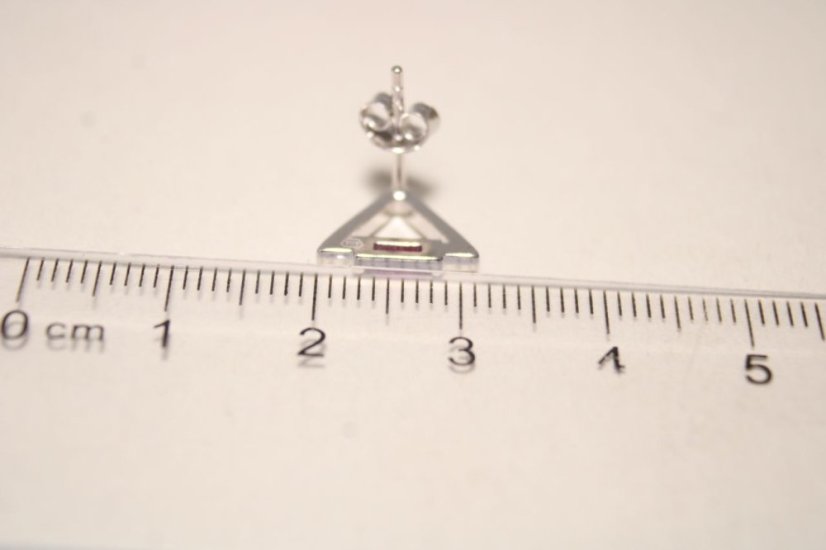 Strieborné trojuholníkové náušnice so sýtorúžovým kameňom, rhódium, puzetové zapínanie, 1,69g, 925/1000