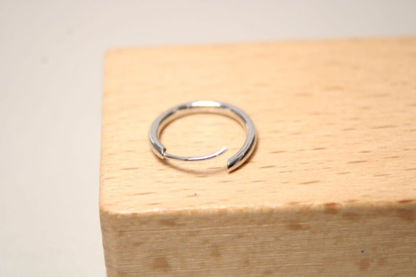 Náušnice-hladké kruhy-rhodium-zasúvacie-striebro