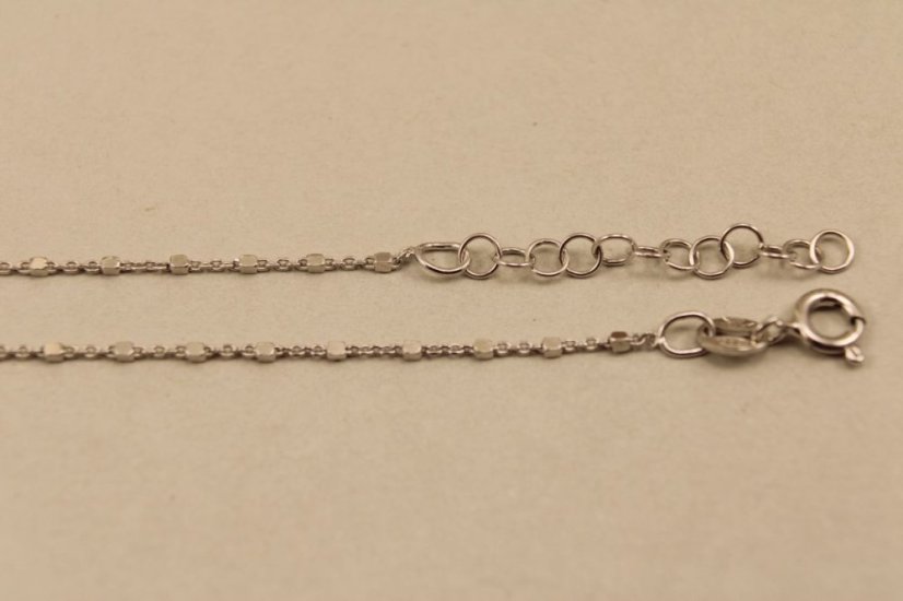 Strieborný náramok jemný vzor kociek na pílkovej retiazke, rhodium, 17-20,5cm, 1,22g 925/1000 - Materiál: Striebro, Dĺžka náramku (cm): 17 + 3,5, Váha (g): 1,22, Rýdzosť: STRIEBRO 925/1000