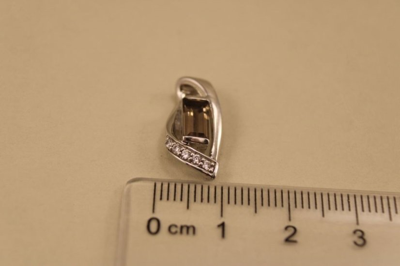 Prívesok - hnedo-šedý kremeň- číre zirkóny-rhodium-striebro