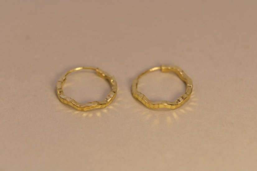 Zlaté vlnité náušnice kruhy vzorované, žlté zlato, zasúvacie zapínanie, 1,27 g, 14 karátov 585/1000