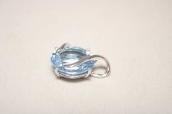 Prívesok- brúsený svetlomodrý zirkón- rhódiované striebro