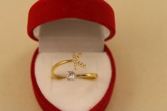 Prsteň- písmeno K- číre zirkóny- pozlátená oceľ- 316/L