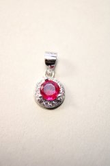 Strieborný okrúhly prívesok so sýto ružovým kameňom, číre zirkóny, rhódium, 0,92g, 925/1000