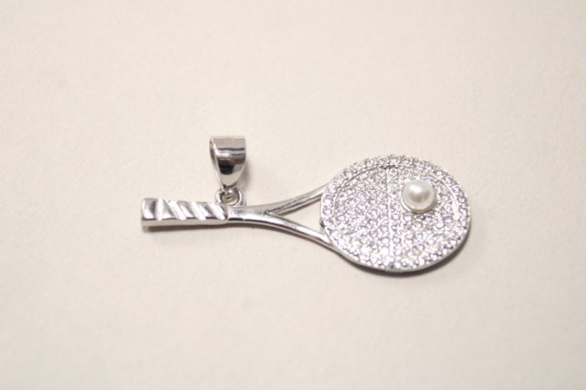 Strieborný prívesok tenisová raketa s bielou perličkou a čírymi zirkónmi, rhodium, 1,98 g, 925/1000