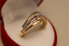 Prsteň s čírymi zirkónmi-kombinované zlato- 14 karátov
