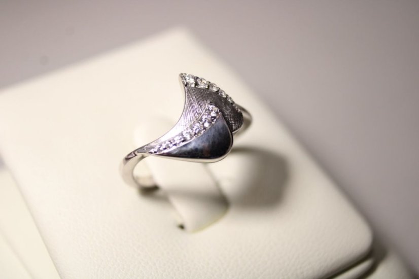Elegantný strieborný prsteň s čírymi zirkónmi, rhódium, veľkosť 52, 2,26g, 925/1000 - Materiál: Rhodiované striebro, Druh kameňa: ZIRKÓN, Farba kameňa: Číry, Veľkosť prsteňa: 52, Váha (g): 2,26, Rýdzosť: STRIEBRO 925/1000