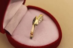 Prsteň- motív lístkov- biele a čierne diamanaty- kombinované zlato- 14 karátov