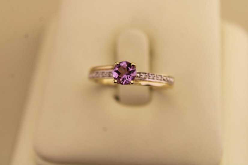 Prsteň- diamanty- ametyst- kombinované zlato- 14 karátov