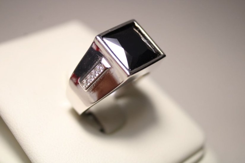 Strieborný výrazný prsteň s čiernym ónyxom a čírymi zirkónmi, rhódium, veľkosť 54, 8,28g, 925/1000