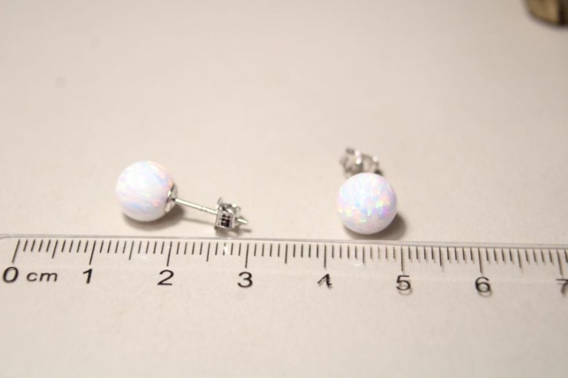 Strieborné náušnice s opálovou bielou guličkou, rhodium, puzetky, 1,28 g, 925/1000