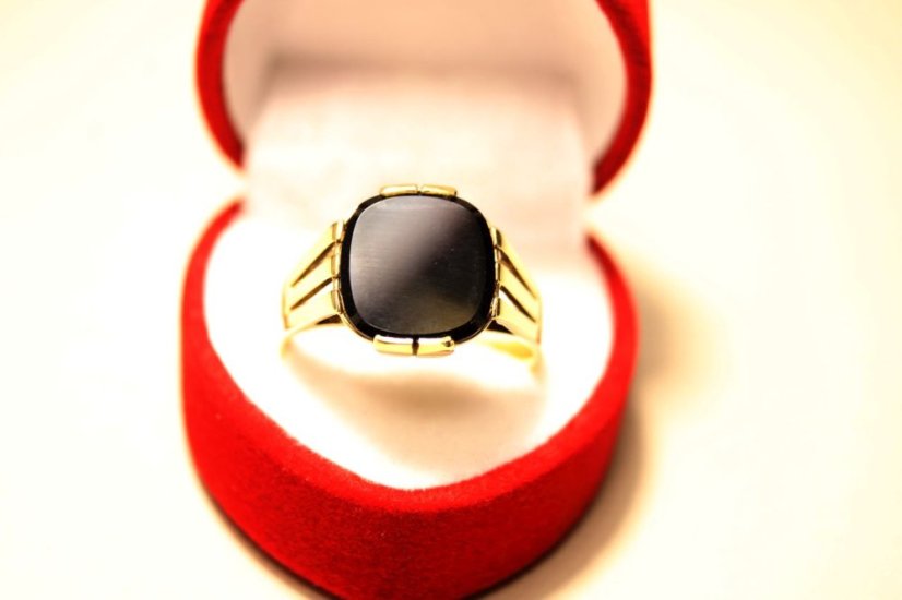 Žiarivý pánsky prsteň zo žltého zlata, ÓNYX, veľkosť 61, 5,25g, 14 karátov, 585/1000