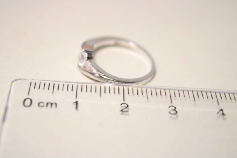 Strieborný rhódiovaný prsteň v tvare vlnky s čírymi zirkónmi, veľkosť 45, 1,52g, 925/1000
