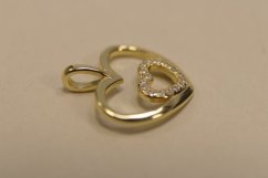 Prívesok- pozlátený- výrezávanié srdcia-číre zirkóny-striebro