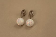 Náušnice- opálová gulička- šrubovačky- rhódiované striebro