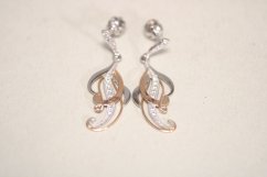 Visiace náušnice-tvar vĺn- bielo- rúžové zlato-číre zirkóny-šrúbky-14 karátov