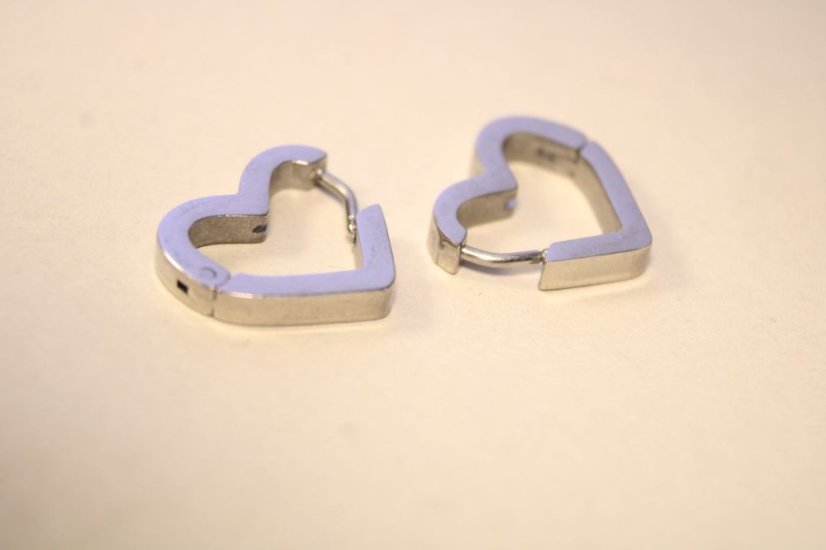 Náušnice- srdcia- zacvakávacie- chirurgická oceľ