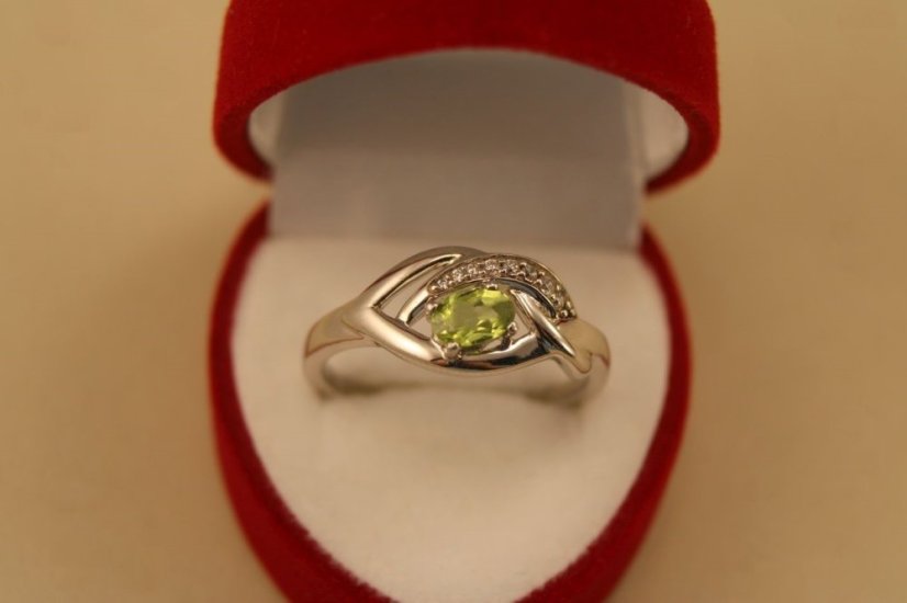 Prsteň- prírodný olivín- zirkóny- rhódiované striebro