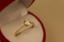 Prsteň- brúsený kameň- číre zirkóny- žlté zlato- 14 karátov