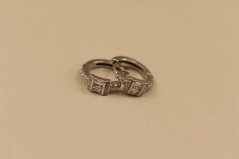 Náušnice- kruhy- číre kamene- zacvakávacie- rhódiované striebro- 925/1000