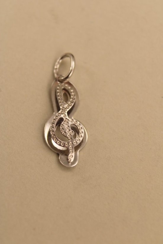 Prívesok- husľový kľúč- gravírovaný- biele zlato-14K