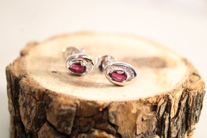 Naušnice- prírodný granát- číre zirkóny- puzetky- rhódiované striebro