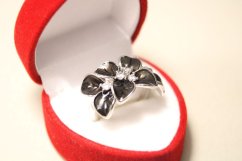 Rozkvitnutý strieborný prsteň s čírymi zirkónmi, čierny smalt, rhodium, veľkosť 49, 5,01 g, 925/1000