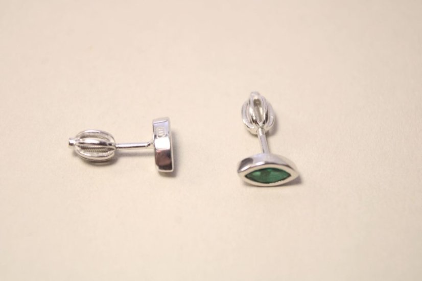 Moderné náušnice so zeleným zirkónom, rhodium, šrúbky, 1,11 g, 925/1000