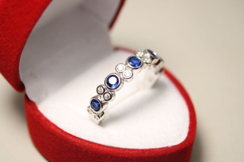 Strieborný prstienok s čírymi a modrými zirkónmi, rhodium, veľkosť 58, 3,13 g , 925/1000