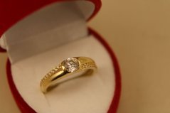 Prsteň- centrálny kameň- zirkóny- žlté zlato- 14 karátov