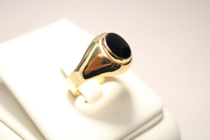 Elegantný zlatý prsteň s čiernym ónyxom, veľkosť 63, 4,31g, žlté zlato, 14K, 585/1000 - Farba zlata: Žltá, Druh kameňa: ONYX, Farba kameňa: Čierny, Veľkosť prsteňa: 63, Váha (g): 4,31, Rýdzosť: 14 karátov 585/1000