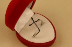 Prsteň - krížik - čierne zirkóny - rhodium - striebro