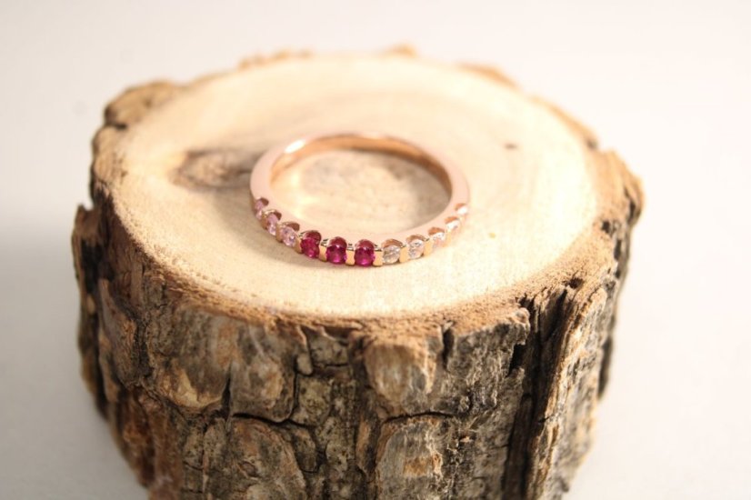 Pozlátený strieborný prsteň Rose Gold s farebnými zirkónikmi, veľkosť 54, 1,99g, 925/1000 - Materiál: Pozlátené striebro, Druh kameňa: FAREBNÝ ZIRKÓN, Farba kameňa: Rôznofarebný, Veľkosť prsteňa: 54, Váha (g): 1,99, Rýdzosť: STRIEBRO 925/1000